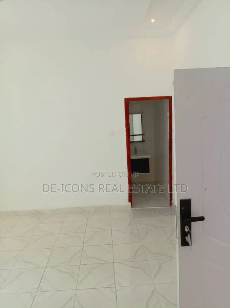 3bdrm Mansion in De-Icons Real Estate, Awutu Senya East Municipal