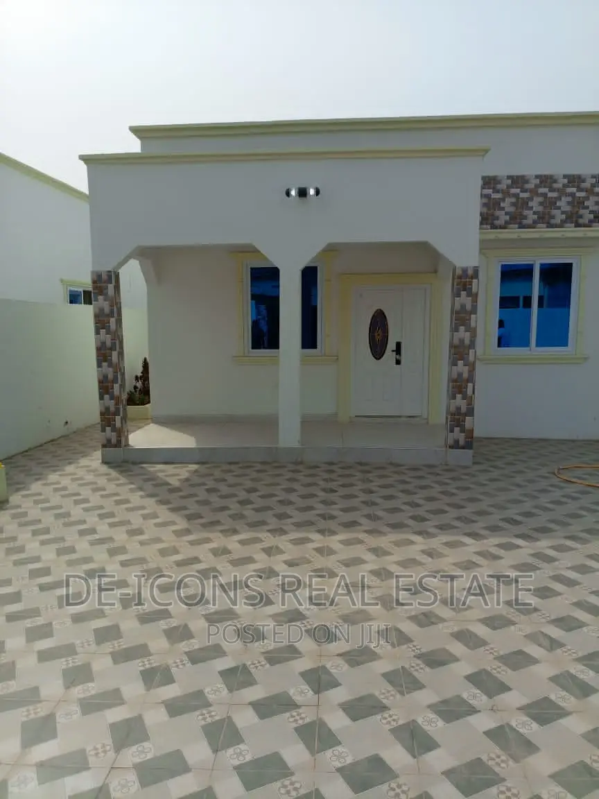 3bdrm Mansion in De-Icons Real Estate, Awutu Senya East Municipal