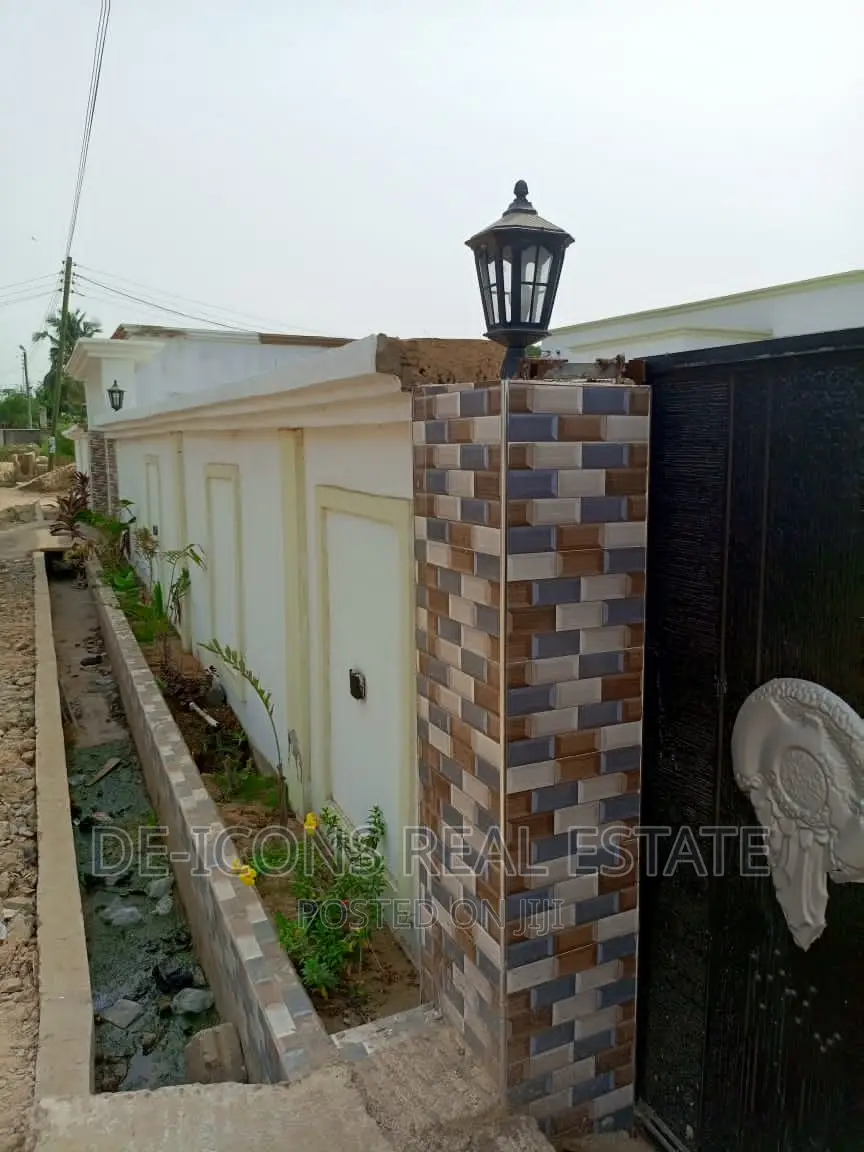 3bdrm Mansion in De-Icons Real Estate, Awutu Senya East Municipal