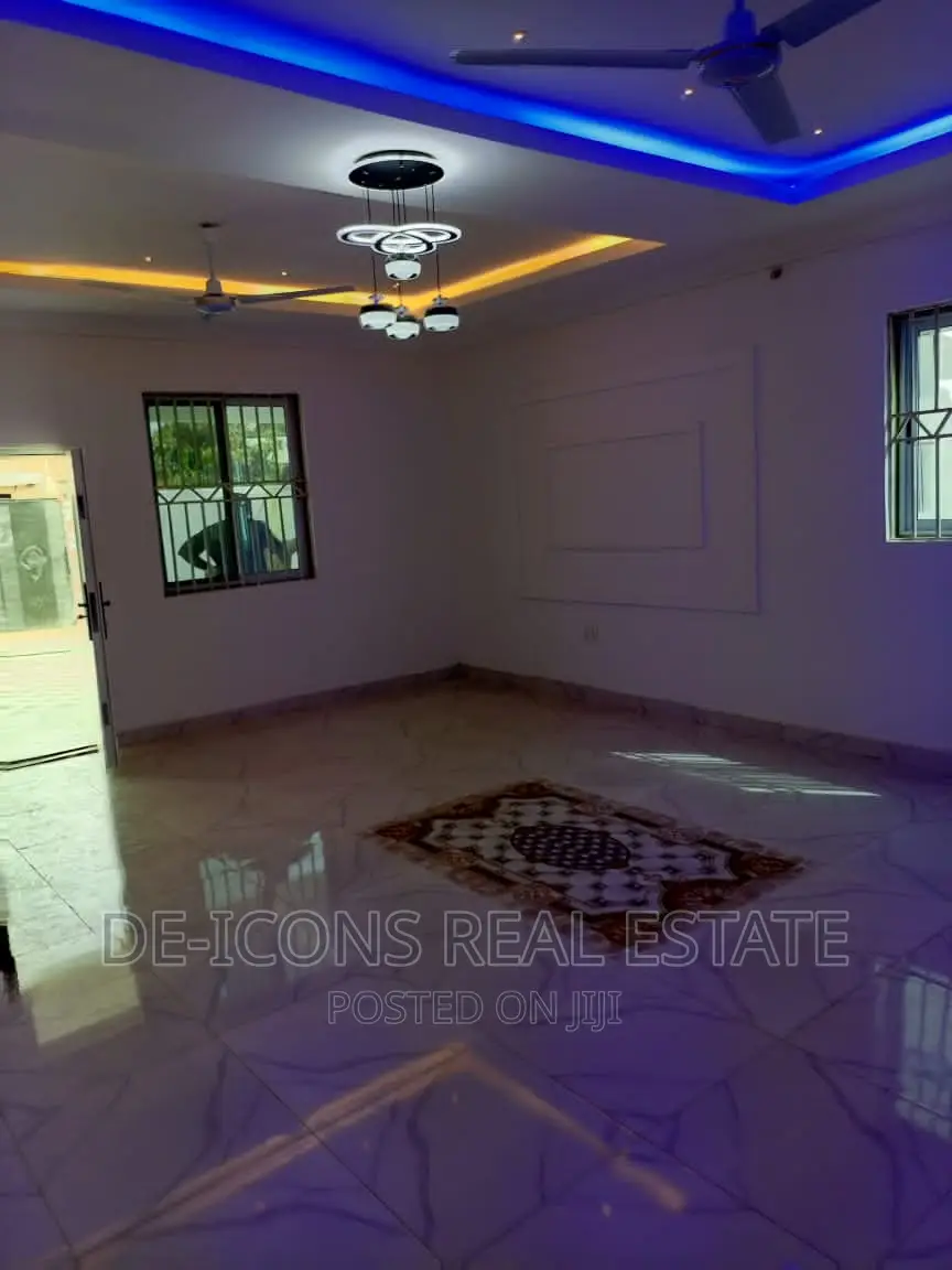 3bdrm Mansion in De-Icons Real Estate, Awutu Senya East Municipal