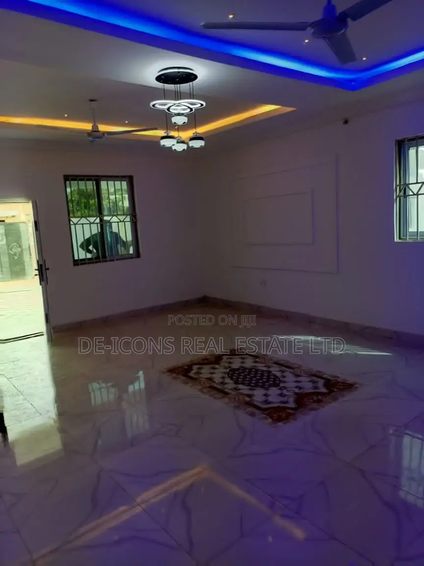 3bdrm Mansion in De-Icons Real Estate, Awutu Senya East Municipal