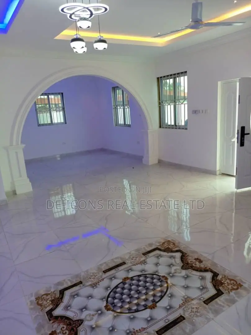3bdrm Mansion in De-Icons Real Estate, Awutu Senya East Municipal