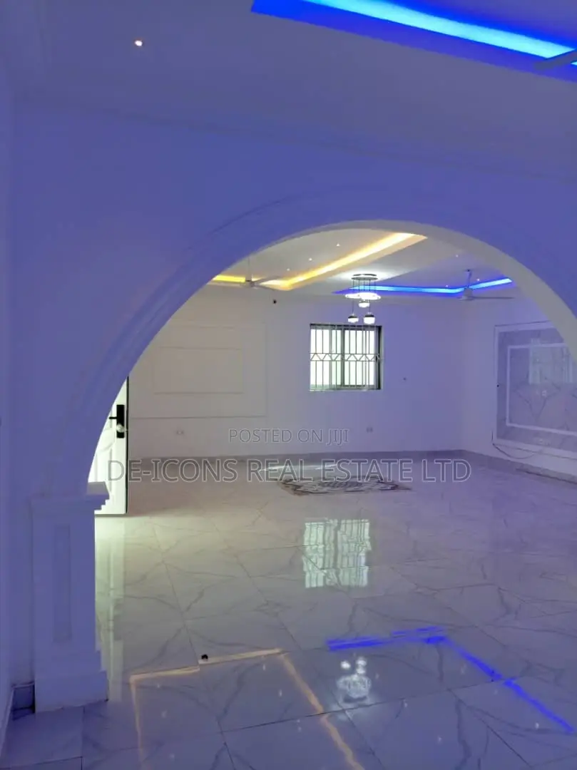 3bdrm Mansion in De-Icons Real Estate, Awutu Senya East Municipal