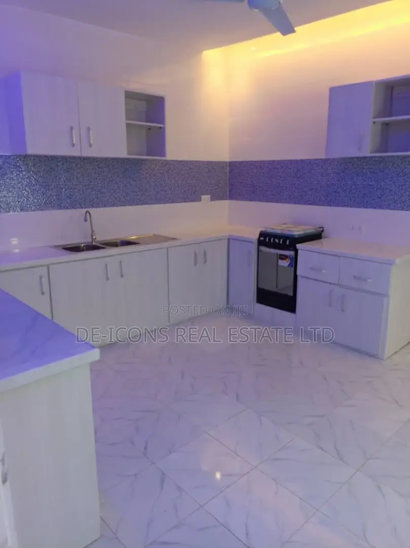 3bdrm Mansion in De-Icons Real Estate, Awutu Senya East Municipal