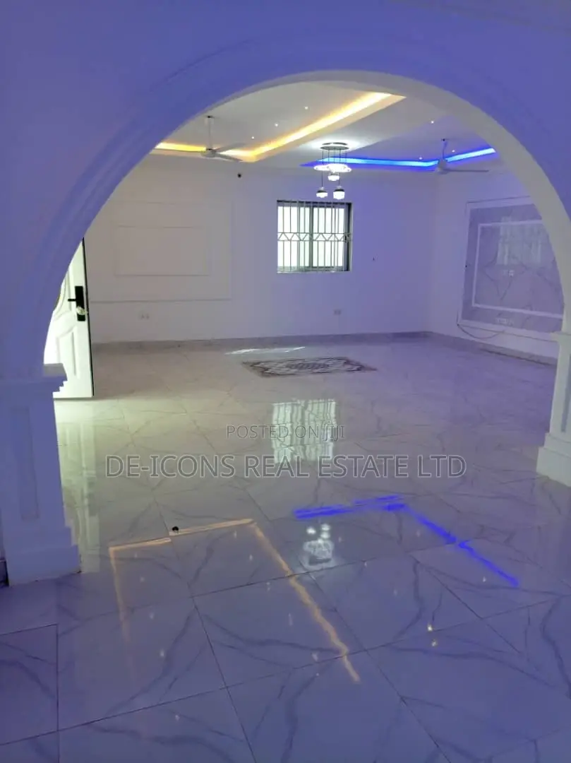 3bdrm Mansion in De-Icons Real Estate, Awutu Senya East Municipal