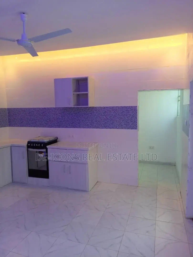 3bdrm Mansion in De-Icons Real Estate, Awutu Senya East Municipal