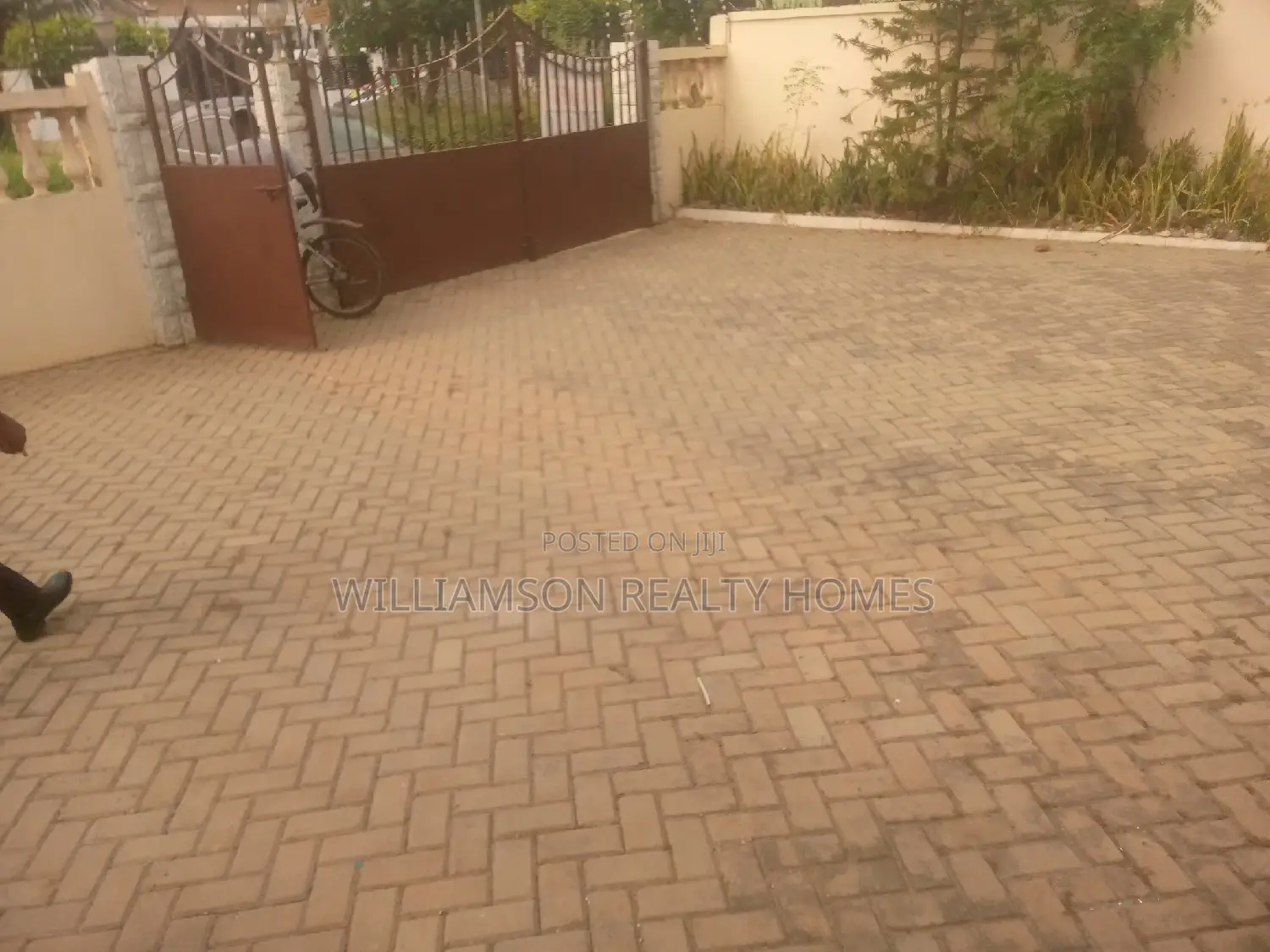 6bdrm House in Community 20 Estate, Spintex for rent