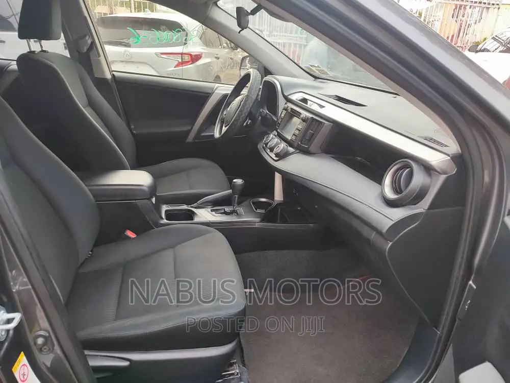 Toyota RAV4 LE 4dr SUV AWD (2.5L 4cyl 6A) 2018 Gray