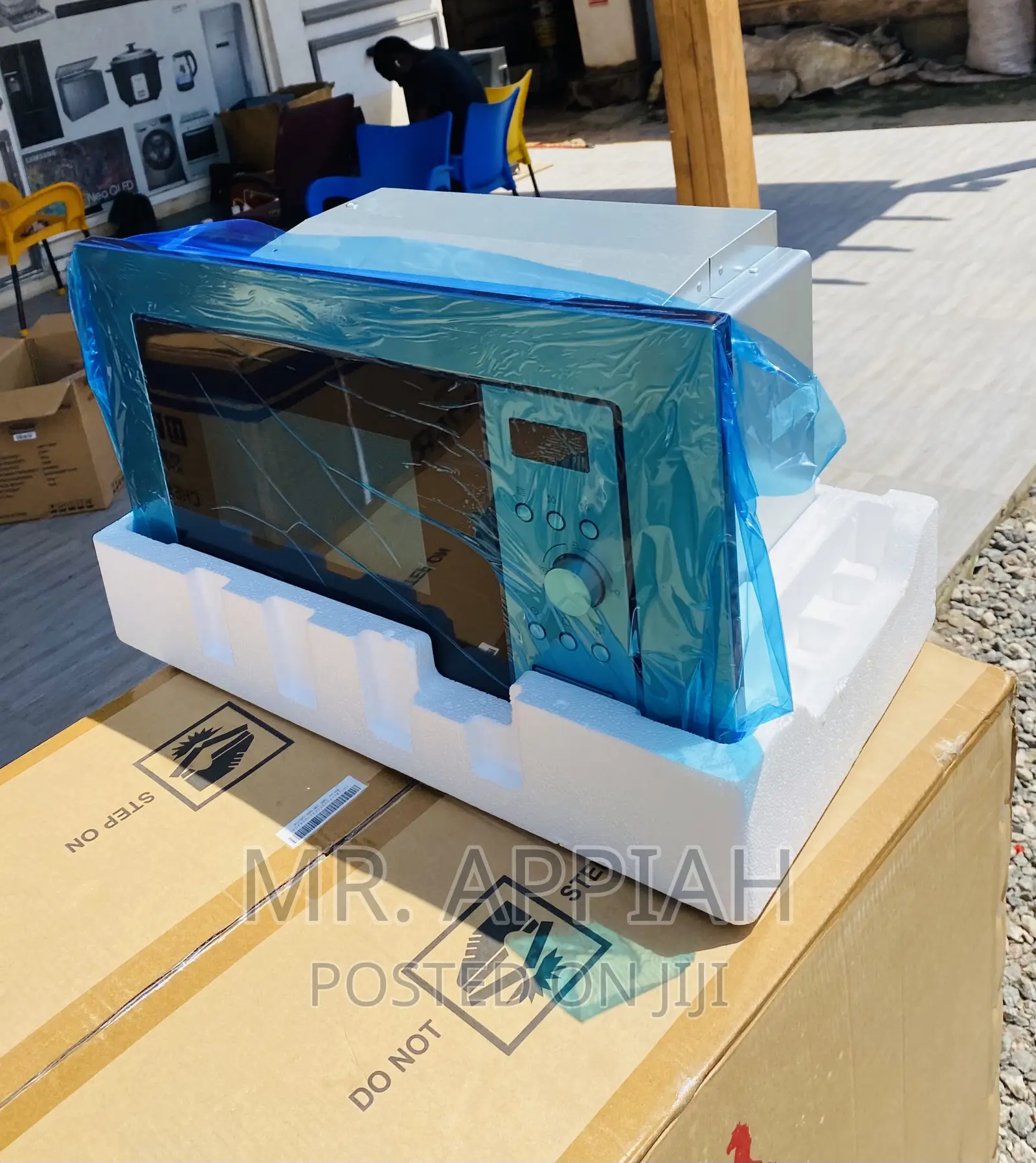 Elegant Gray Midea AM717BS7 Built-in Microwave Oven.