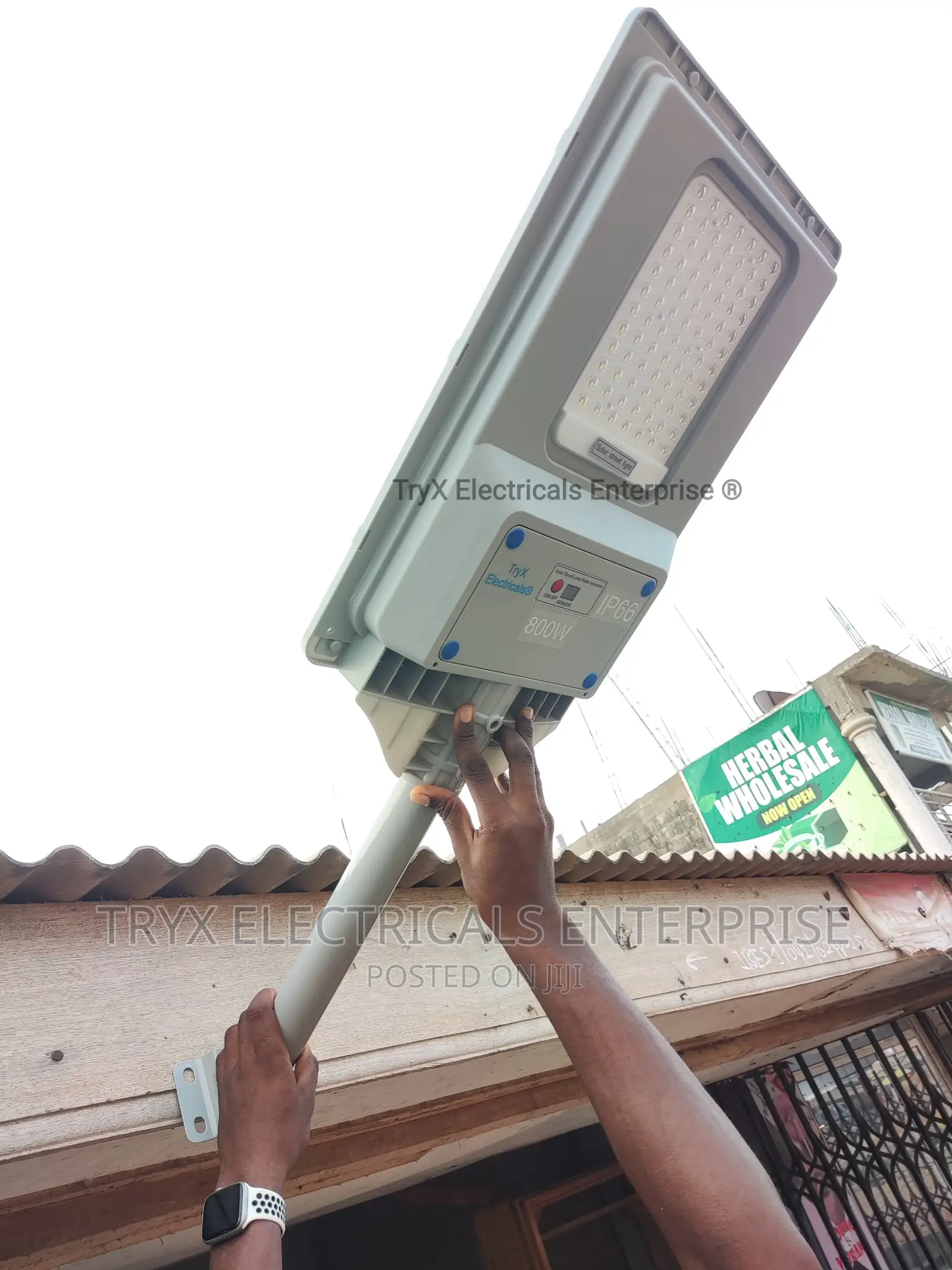 Aurora Lens 800W Solar Street Light
