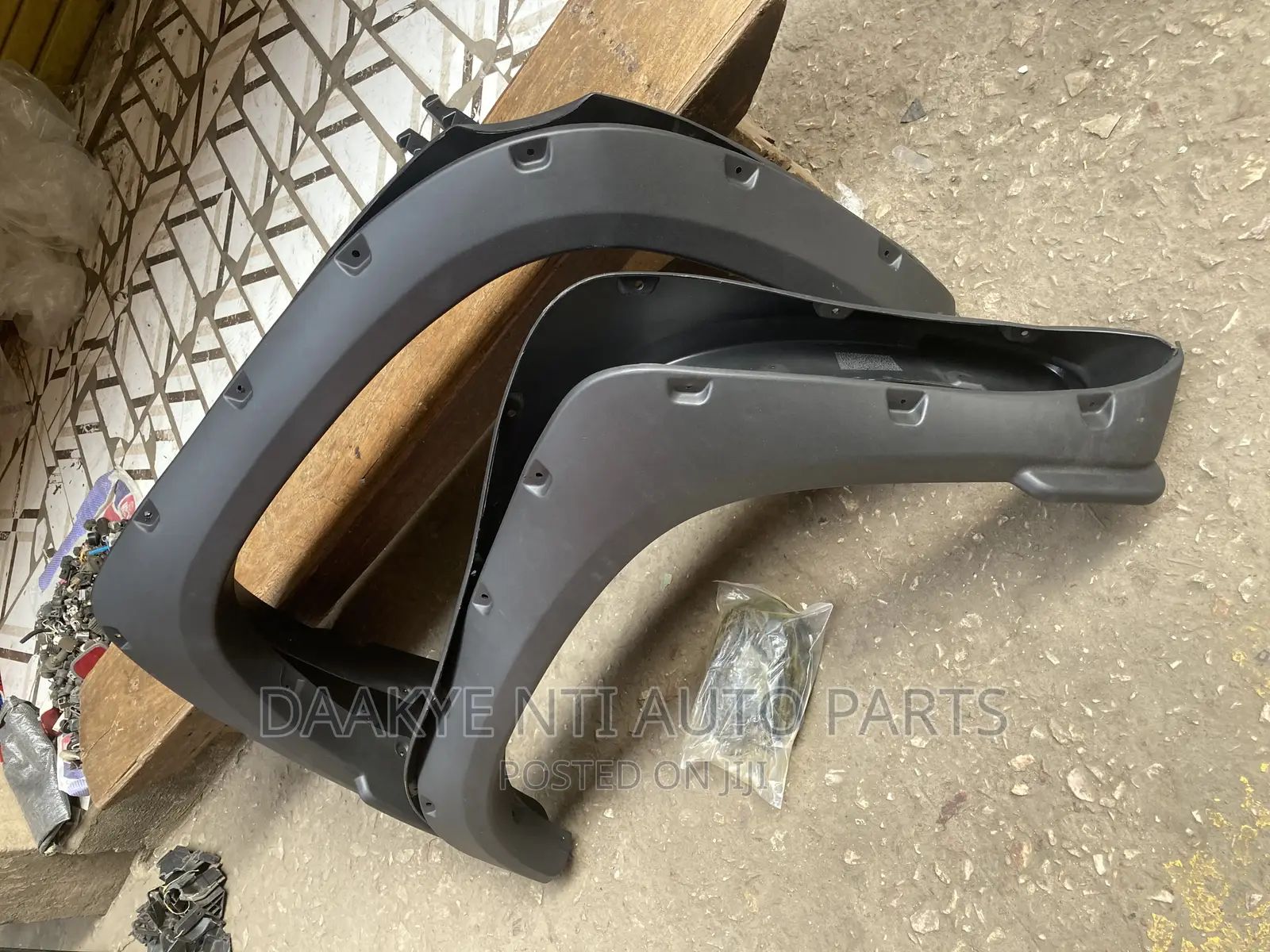 Tundra 2018 Fender Moulding Set