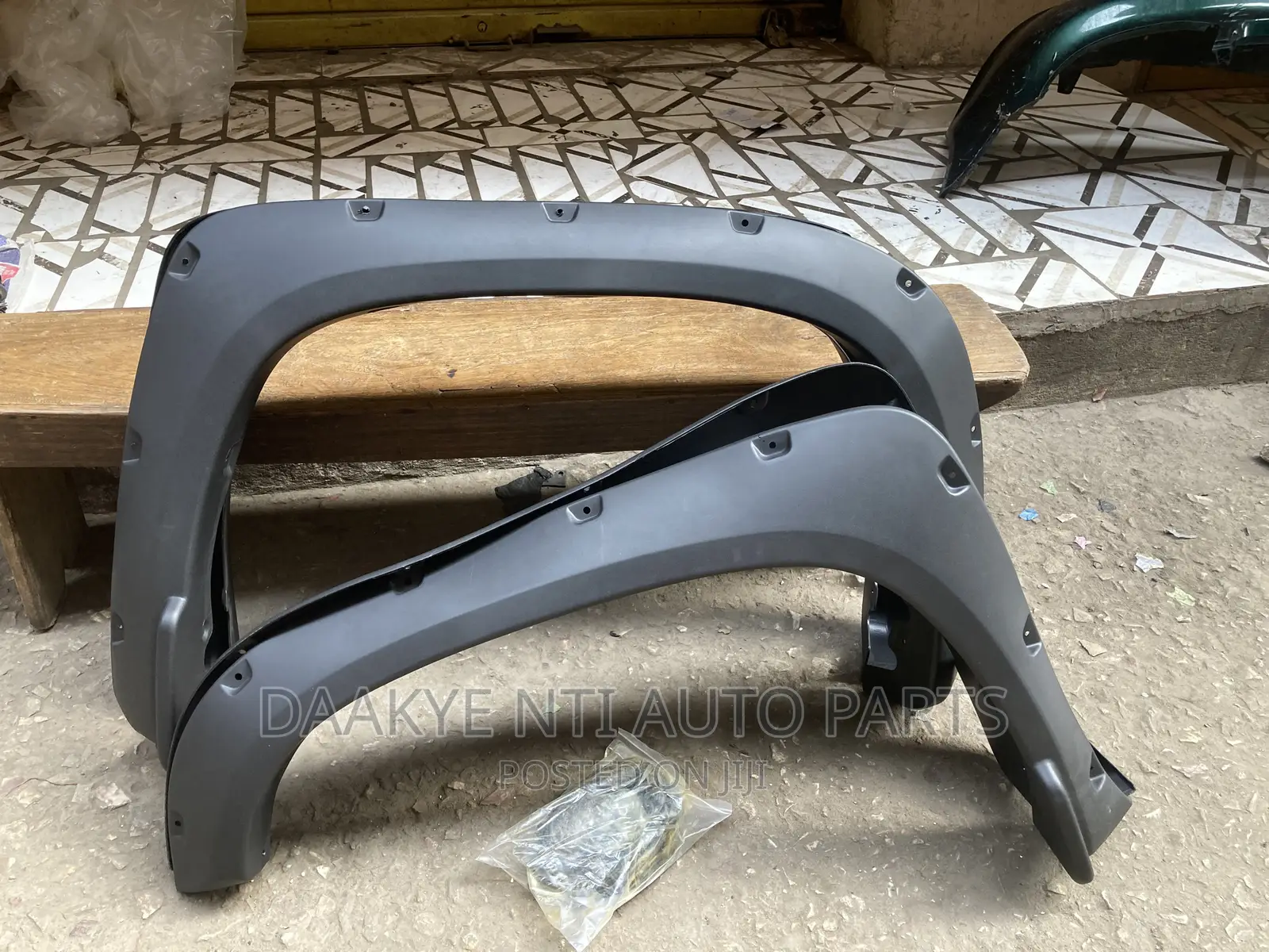 Tundra 2018 Fender Moulding Set
