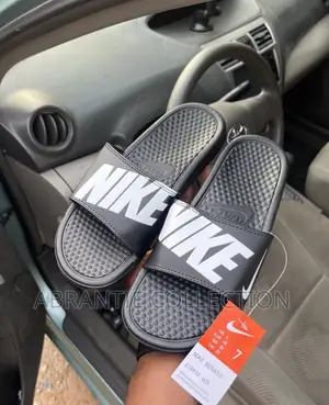 Nike Benassi Slides