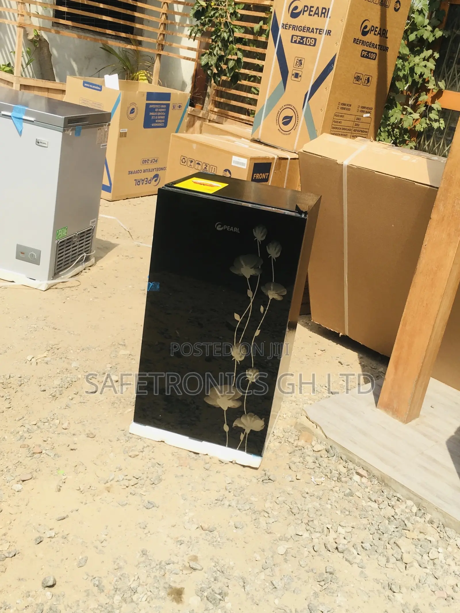 82L Pearl Topfreezer Singledoor Glass Black Tabletop Fridge