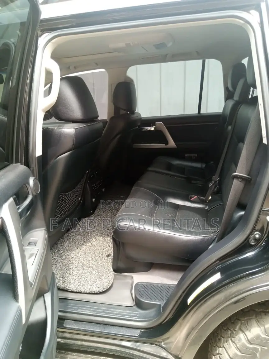 Car for Rent Land Cruiser V8 4x4 for Rent in Ghana