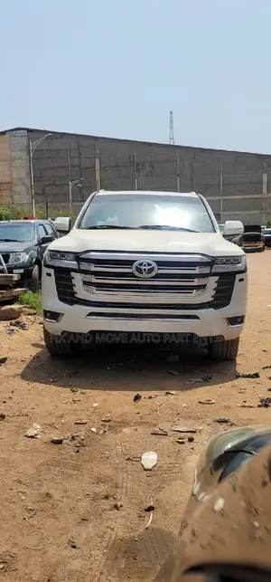Toyota Land Cruiser V8 2022 FULL BODY FACELIFT in Stock