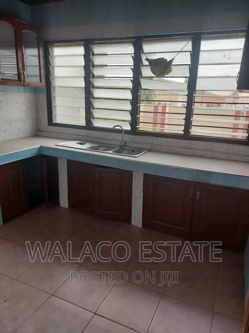 3bdrm Bungalow in Walako Estate, Achimota for rent