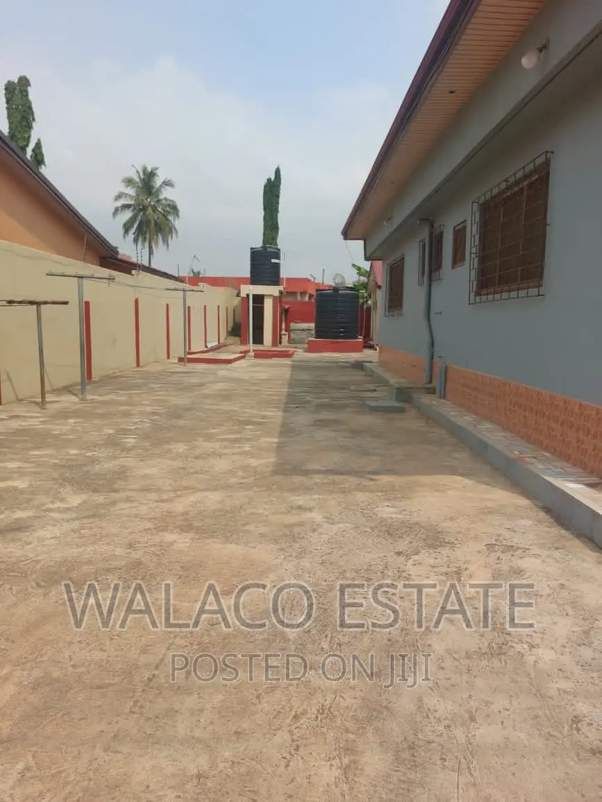 3bdrm Bungalow in Walako Estate, Achimota for rent