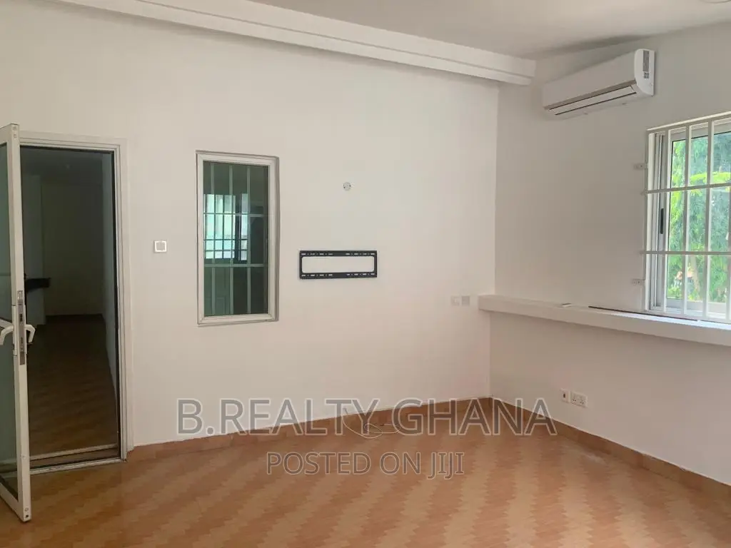5bdrm Townhouse/Terrace in Cantonments for sale