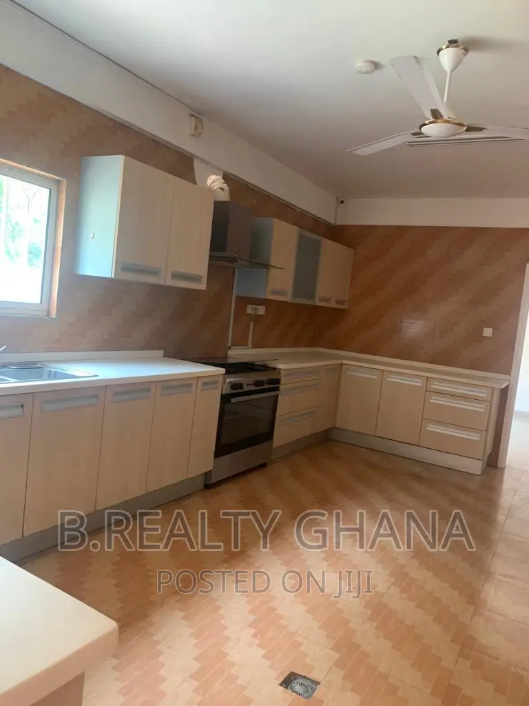 5bdrm Townhouse/Terrace in Cantonments for sale
