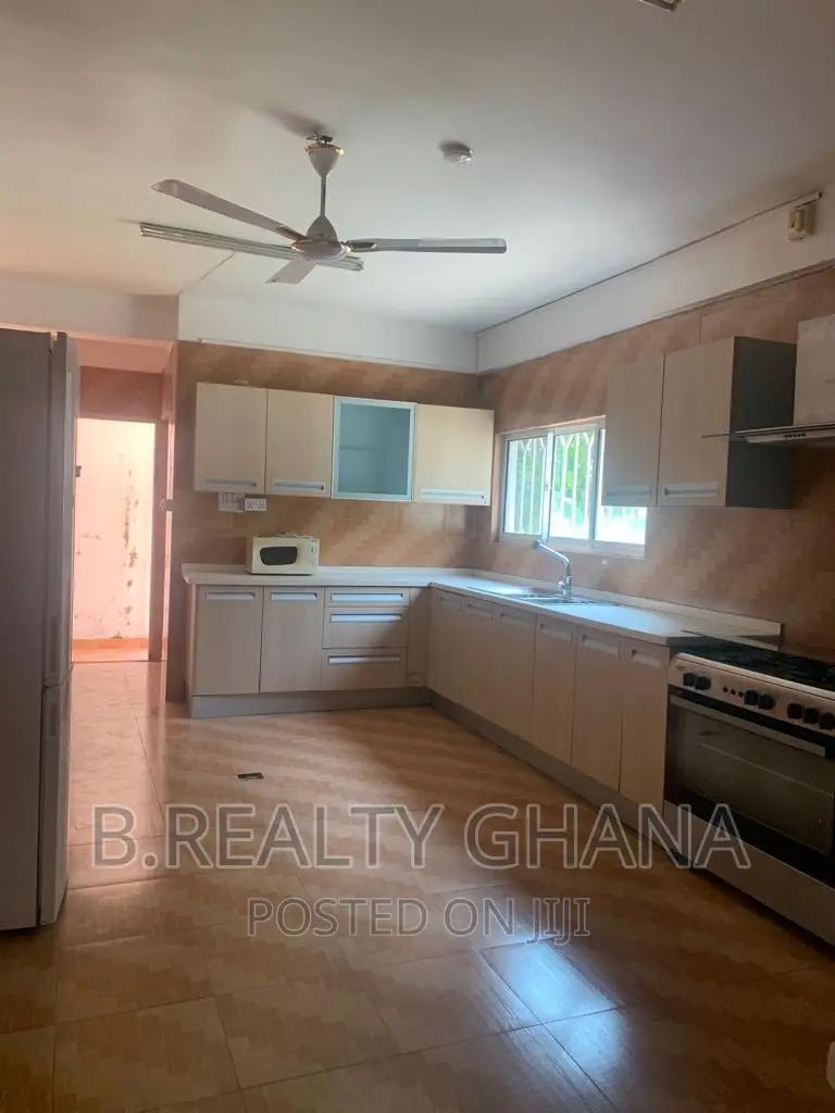 5bdrm Townhouse/Terrace in Cantonments for sale