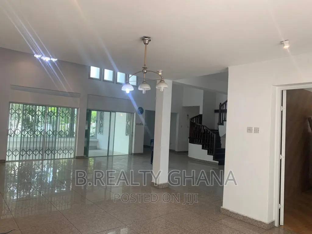 5bdrm Townhouse/Terrace in Cantonments for sale