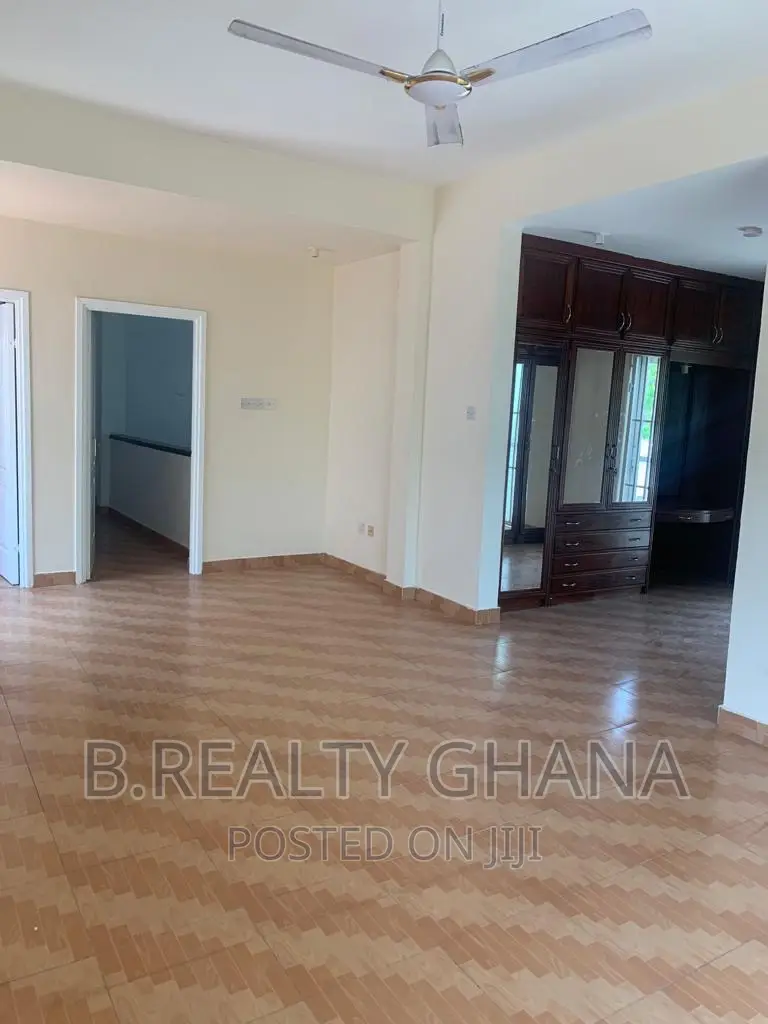 5bdrm Townhouse/Terrace in Cantonments for sale