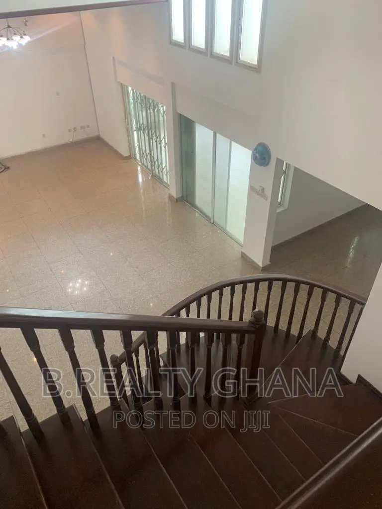 5bdrm Townhouse/Terrace in Cantonments for sale