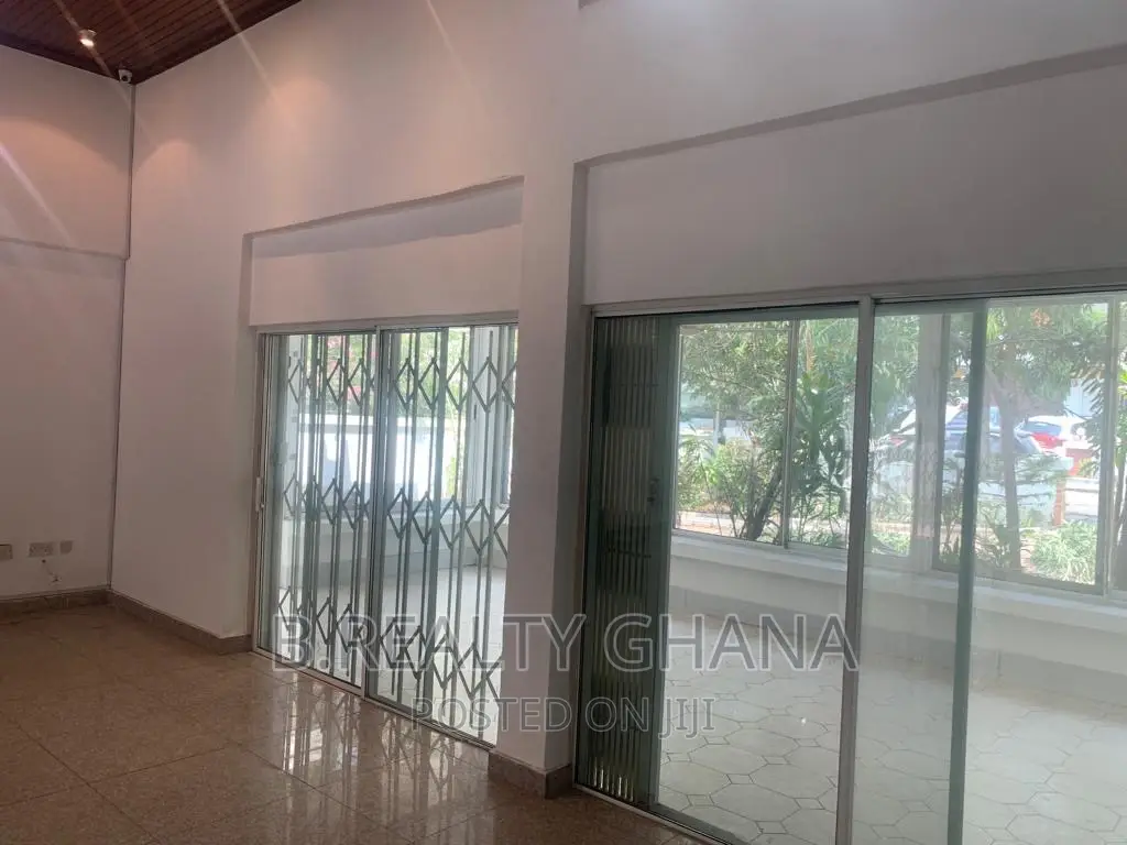 5bdrm Townhouse/Terrace in Cantonments for sale