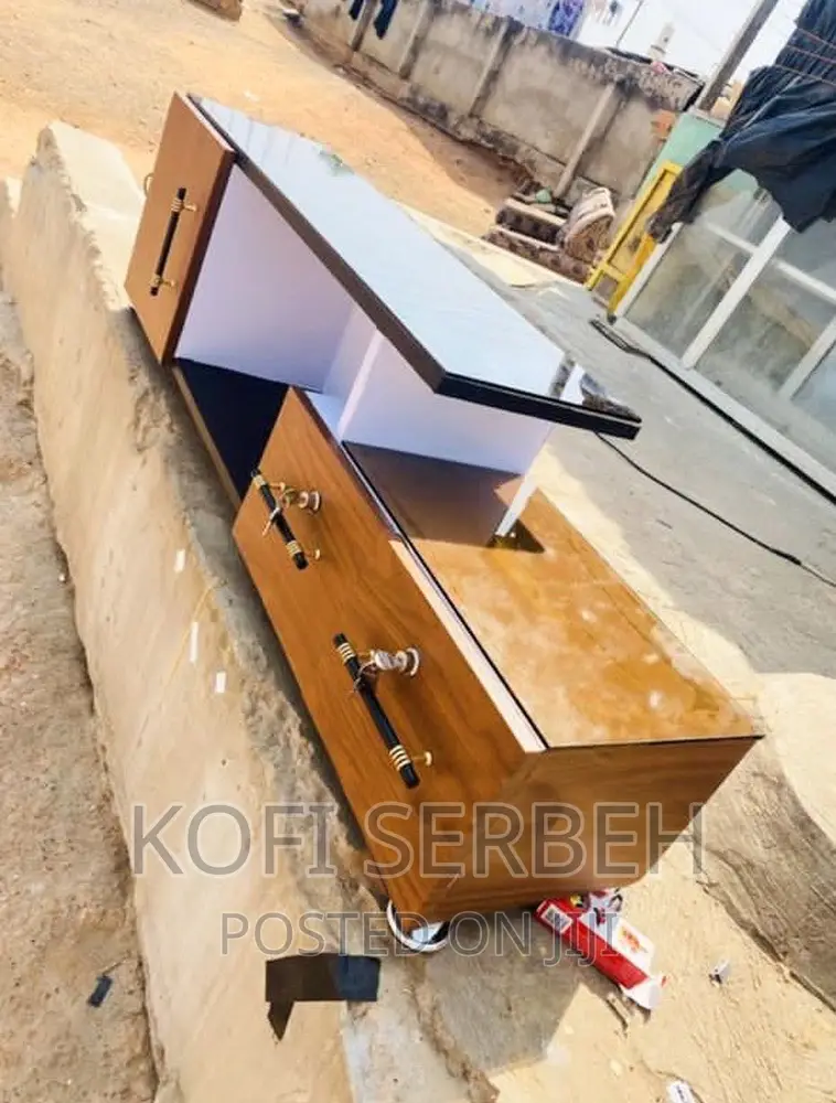Quality Tv Stand With a Glass Top