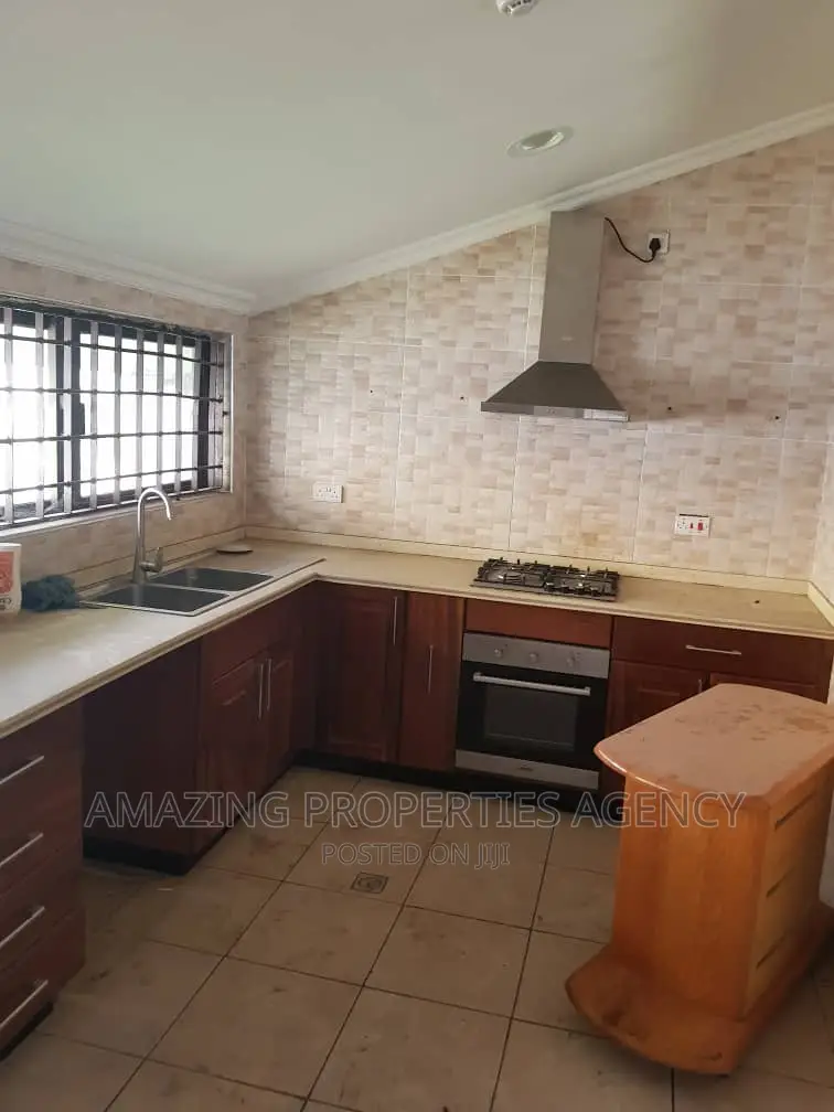 8bdrm House in Airport Residential Area for sale