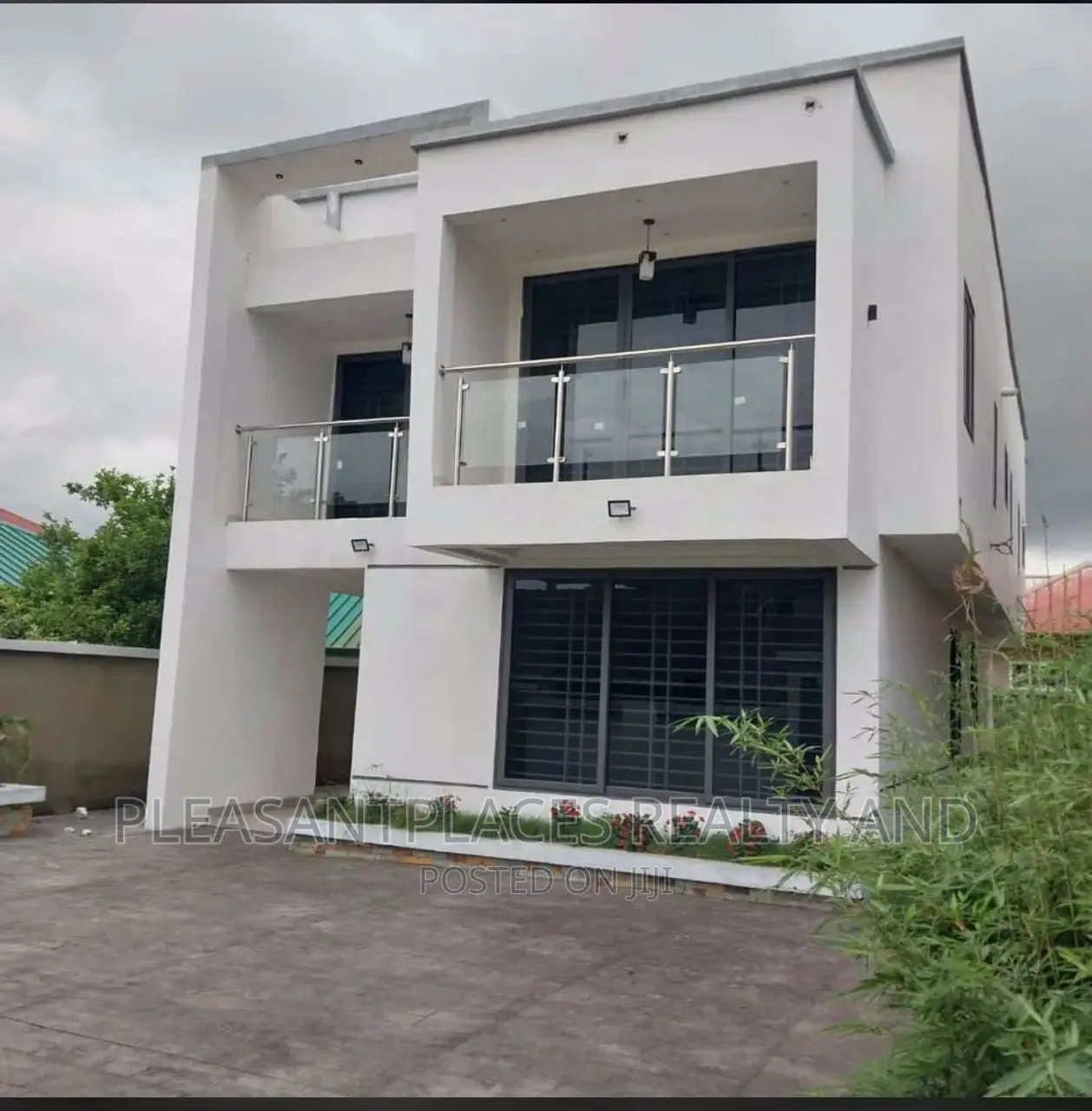 4bdrm Duplex in Pleasantplaces, Accra Metropolitan for sale