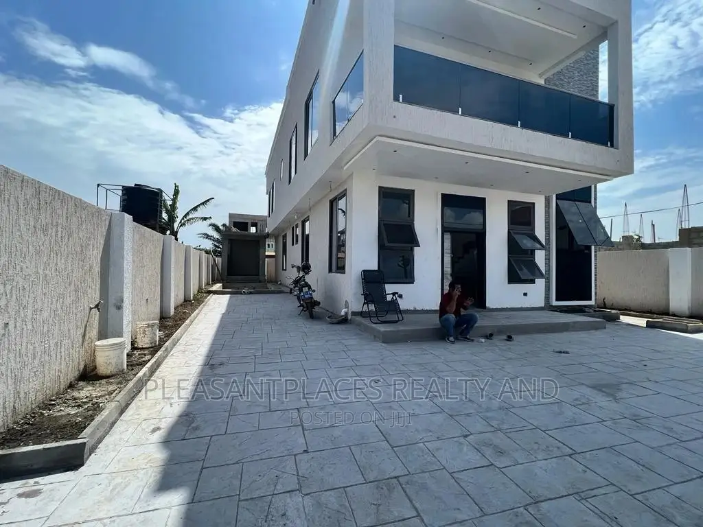 4bdrm Duplex in Pleasantplaces, Spintex for sale
