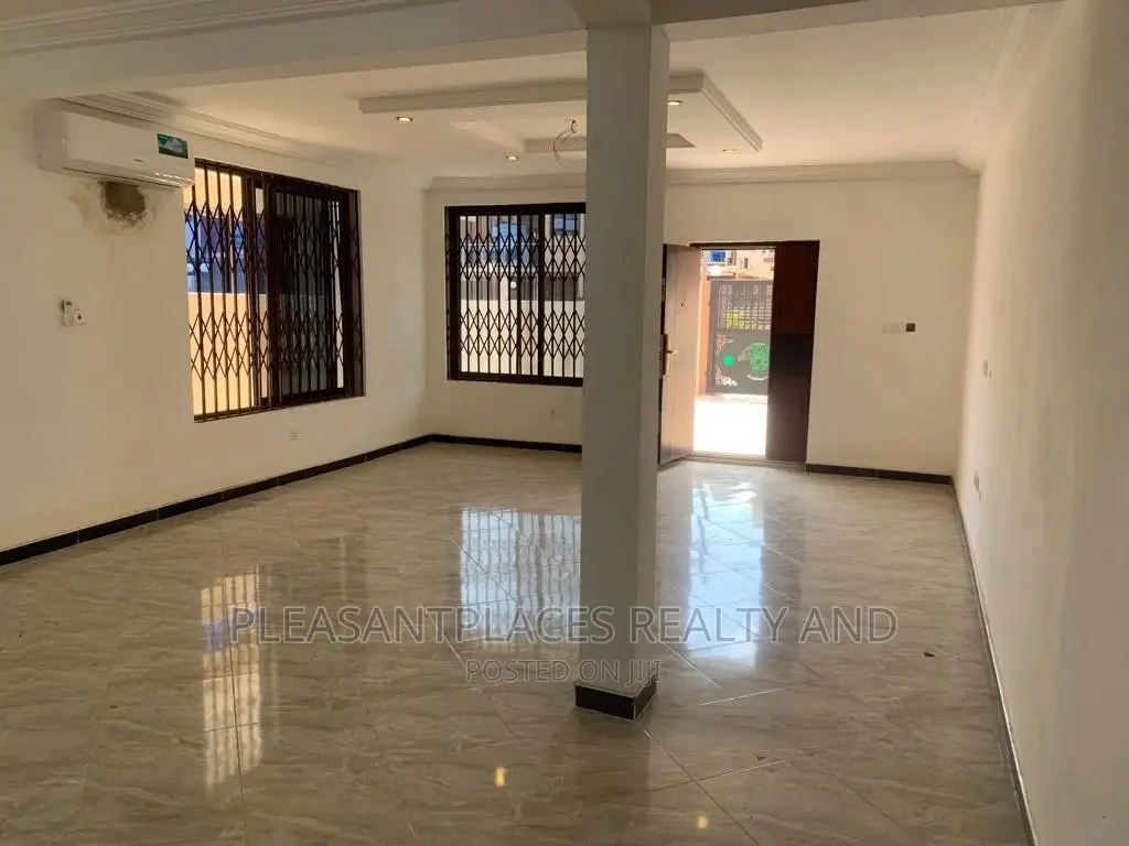 3bdrm Duplex in Pleasantplaces, Ashomang Estate for rent