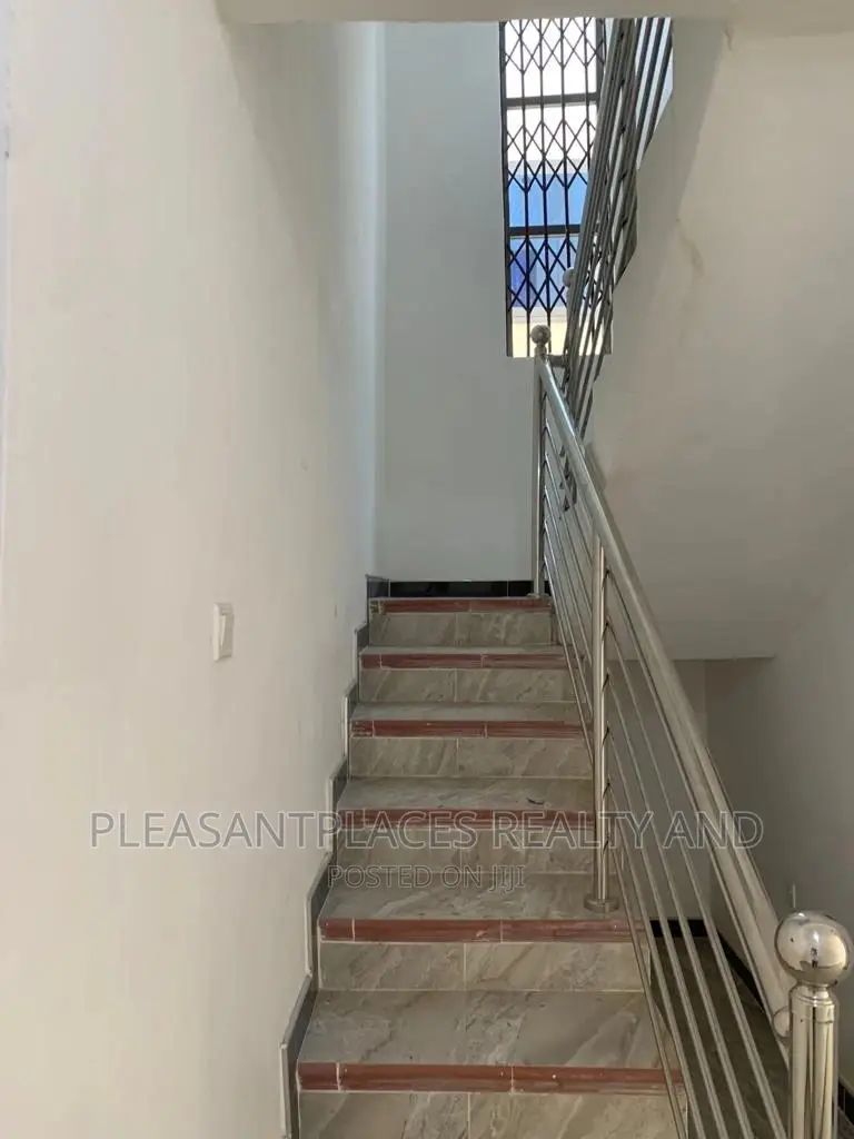3bdrm Duplex in Pleasantplaces, Ashomang Estate for rent