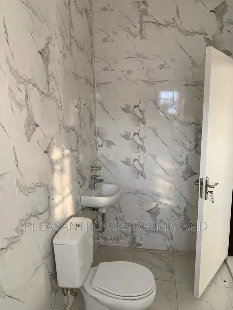 3bdrm Duplex in Pleasantplaces, Ashomang Estate for rent