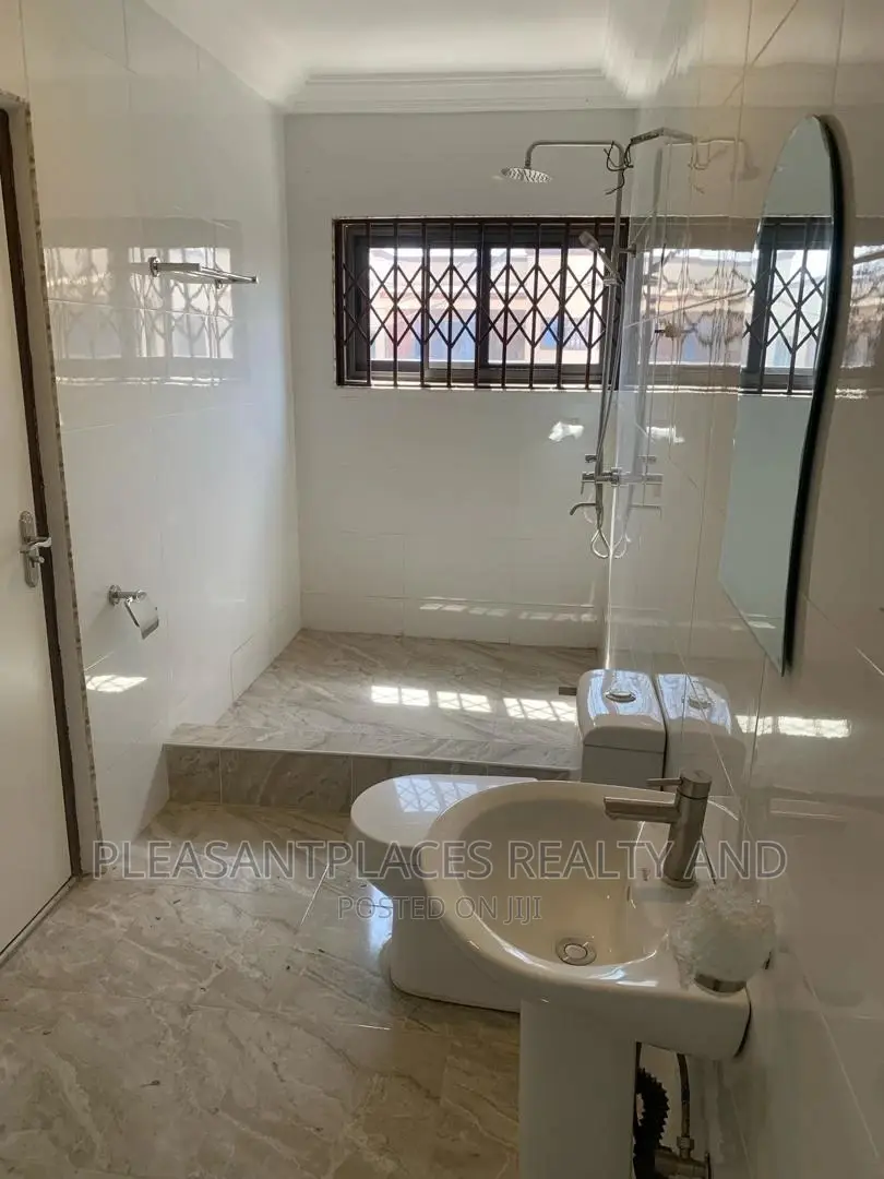 3bdrm Duplex in Pleasantplaces, Ashomang Estate for rent