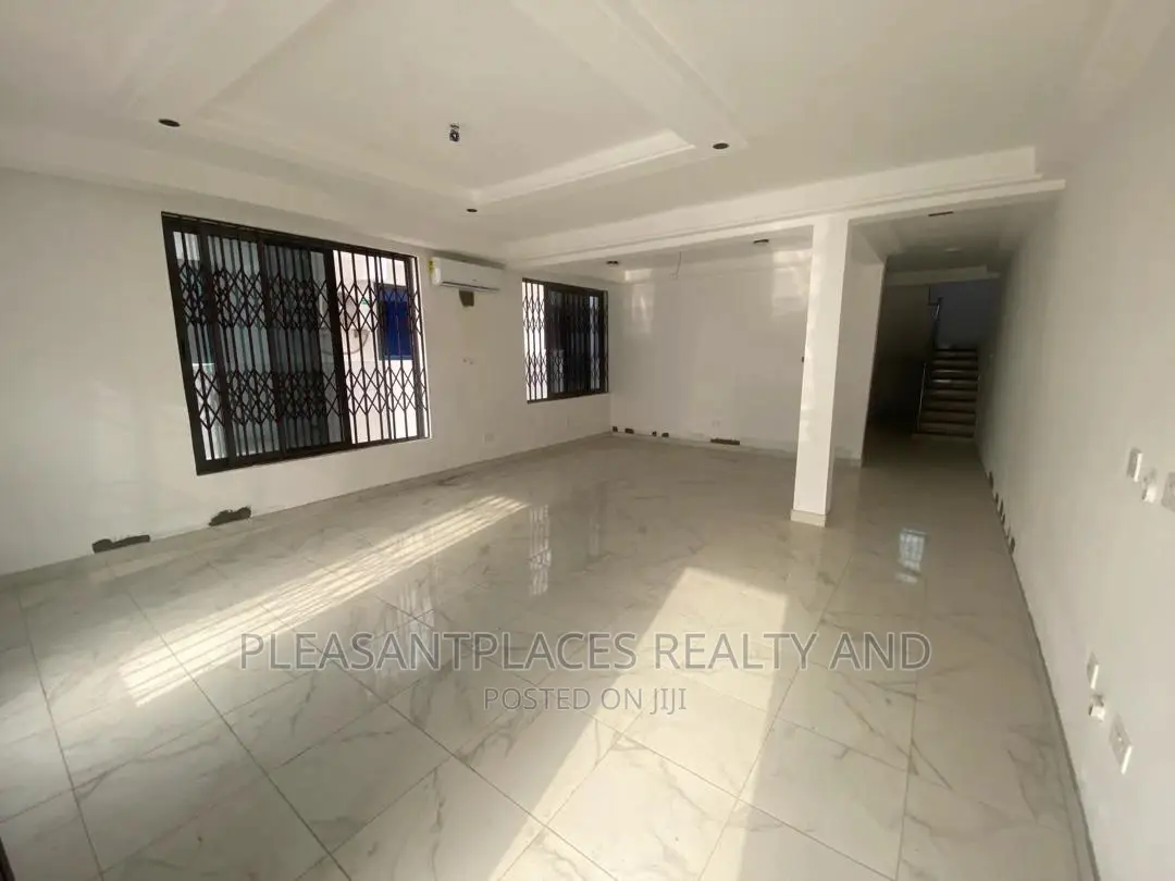 3bdrm Duplex in Pleasantplaces, Ashomang Estate for rent