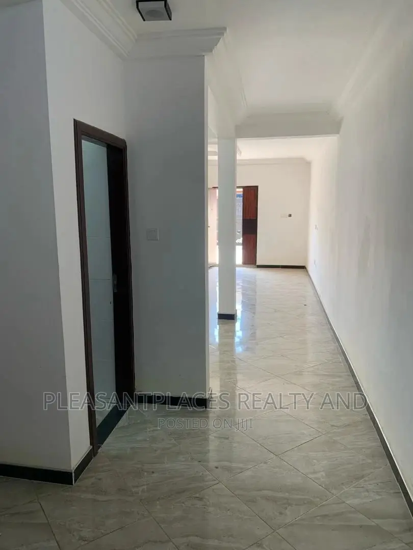 3bdrm Duplex in Pleasantplaces, Ashomang Estate for rent