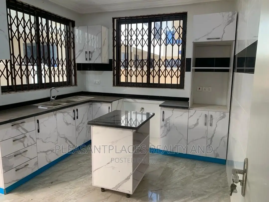 3bdrm Duplex in Pleasantplaces, Ashomang Estate for rent