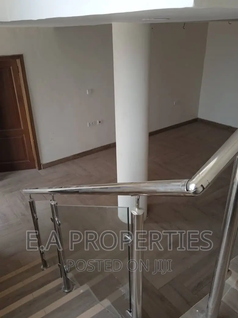 5bdrm House in E A Properties, Aburi for sale