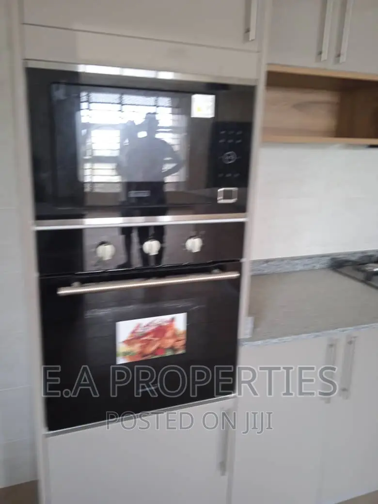5bdrm House in E A Properties, Aburi for sale