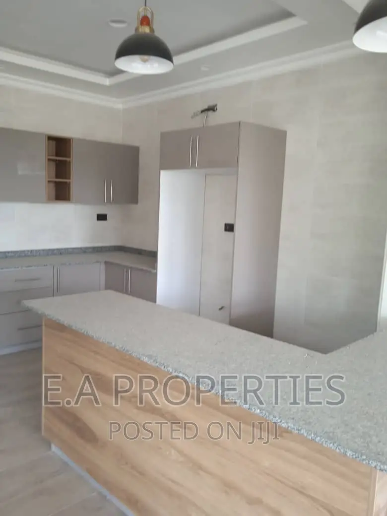 5bdrm House in E A Properties, Aburi for sale