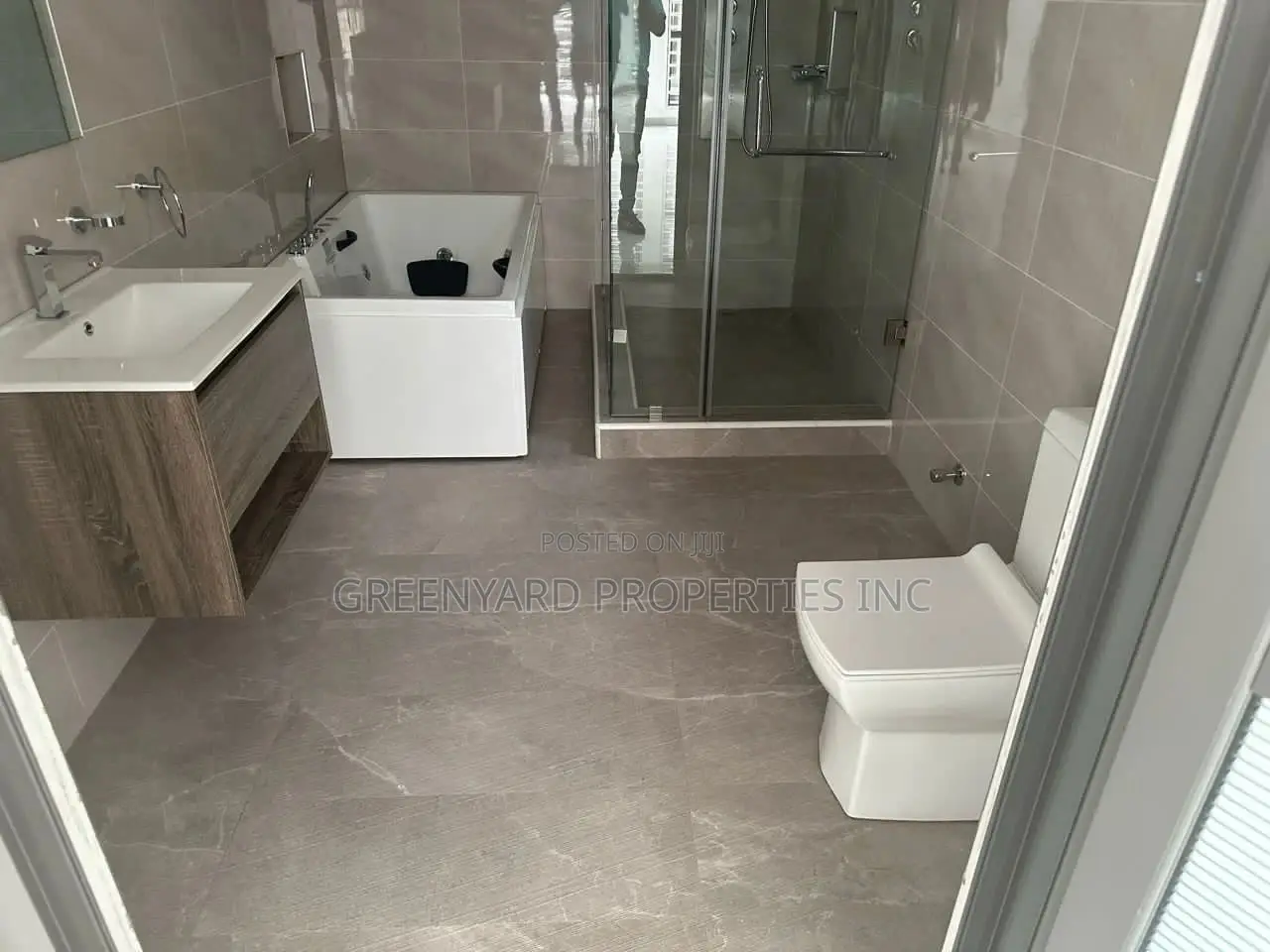 4bdrm Townhouse / Terrace in Cantonments for rent