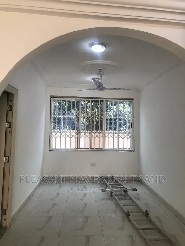 6bdrm House in Pleasantplaces, Pokuase for rent