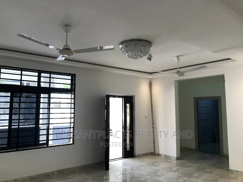 6bdrm Duplex in Pleasantplaces, Accra Metropolitan for rent