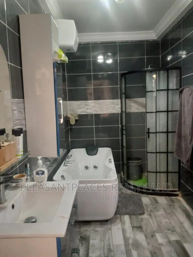 5bdrm Duplex in Pleasantplaces, Accra Metropolitan for rent