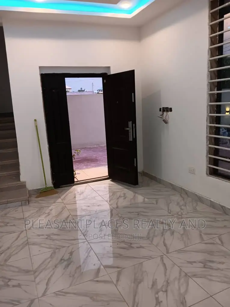 4bdrm Duplex in Pleasantplaces, East Legon for sale