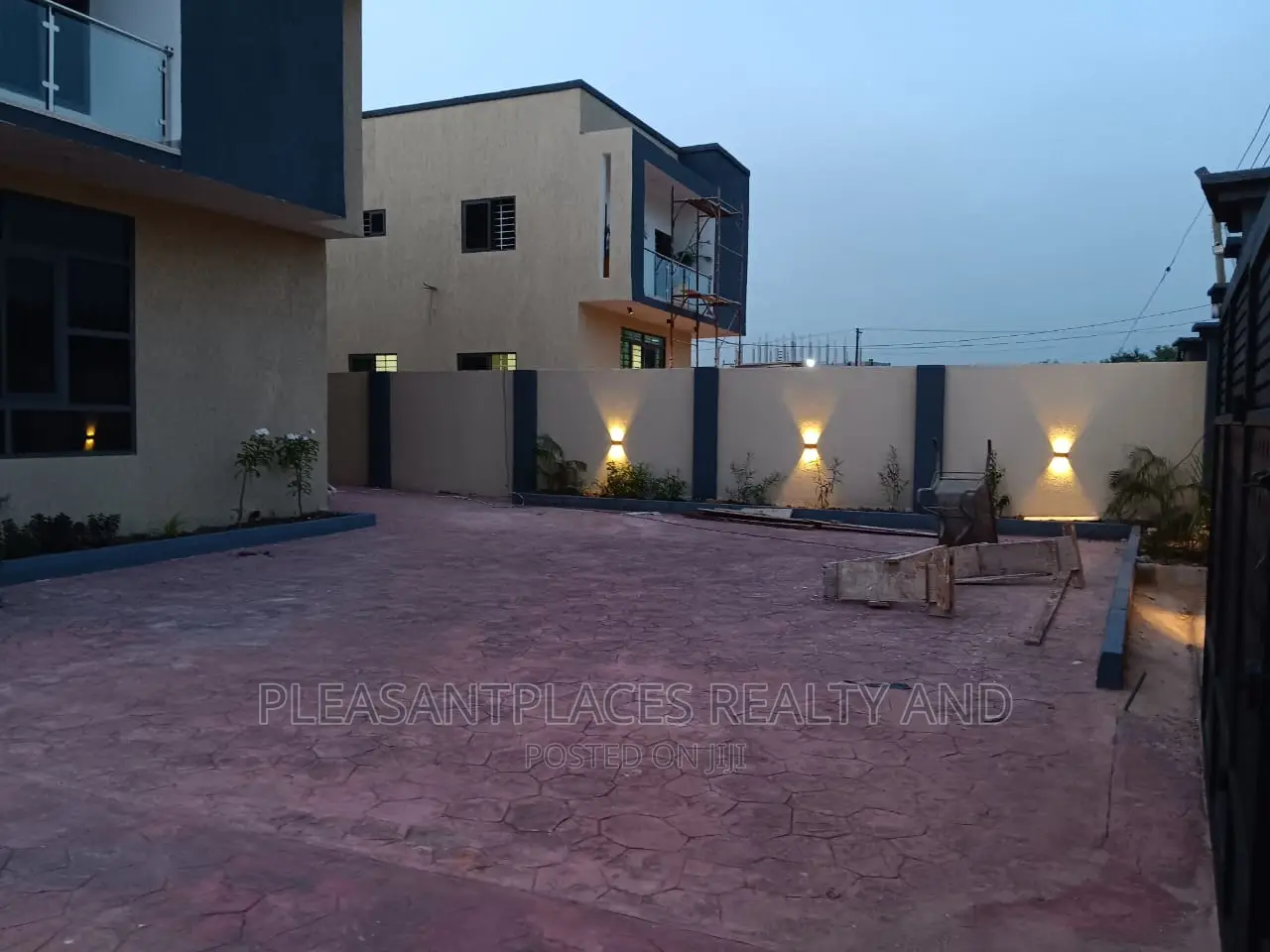 4bdrm Duplex in Pleasantplaces, East Legon for sale