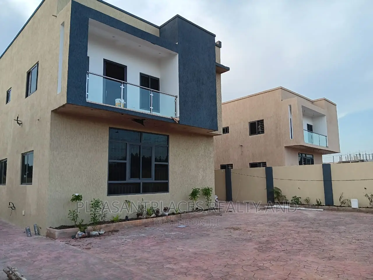4bdrm Duplex in Pleasantplaces, East Legon for sale